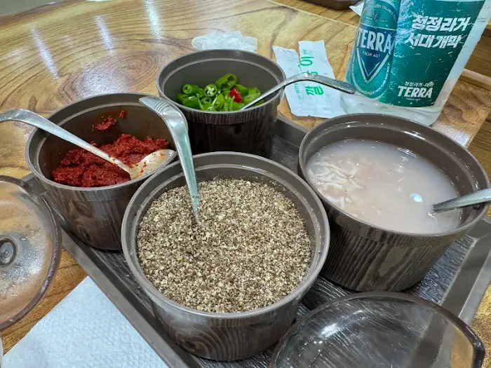 다양한 양념과 밑반찬