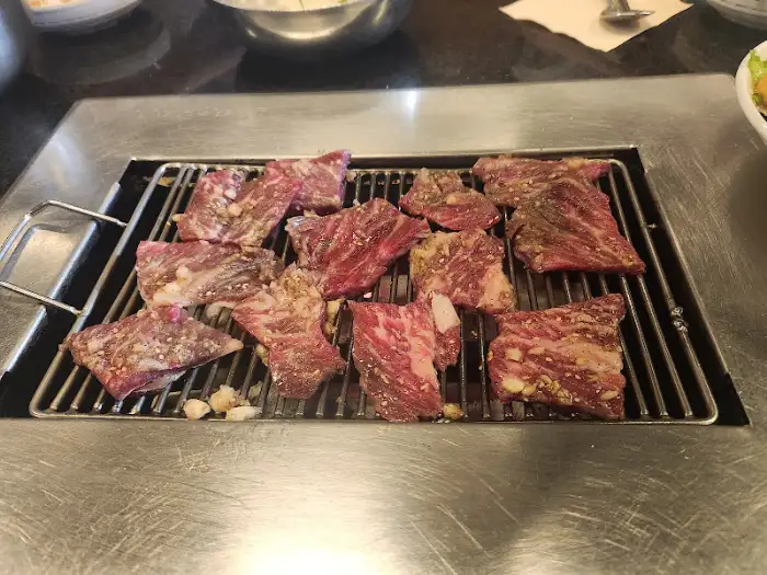 숯불 위에서 맛있게 구워지고 있는 양념갈비 조각들