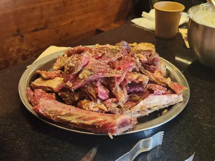 양념이 잘 배어든 푸짐한 양의 갈비