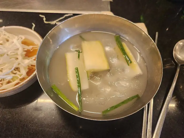시원한 물김치 또는 동치미 국물