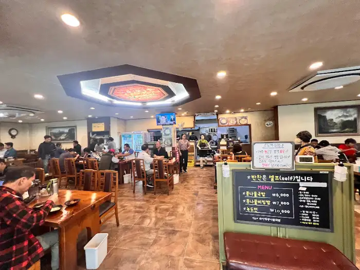 식당 내부 풍경과 테이블