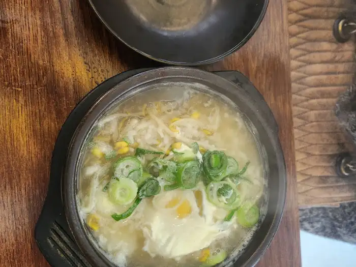 김이 모락모락 나는 콩나물국밥