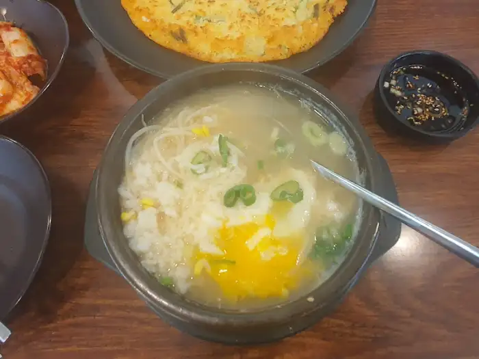 콩나물 국밥 한 그릇과 곁들임 반찬