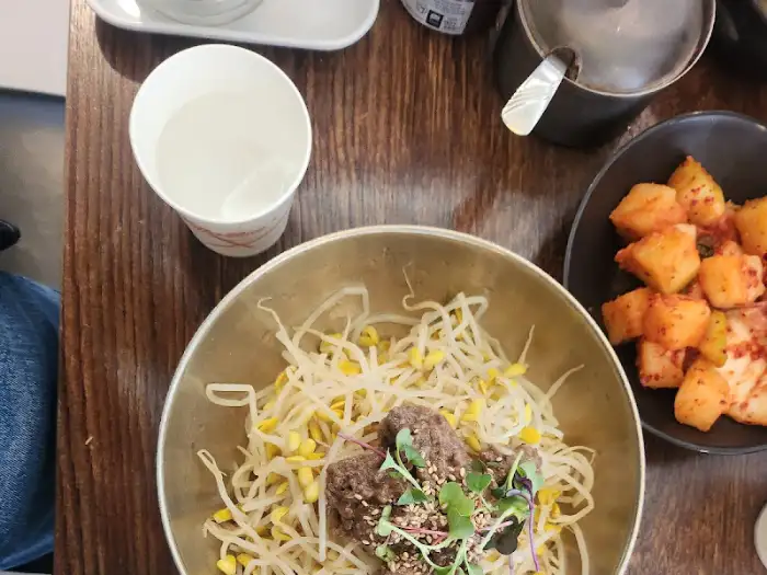 콩나물 비빔밥과 깍두기, 김치
