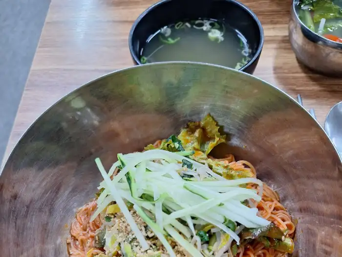 다채로운 고명이 올라간 비빔국수
