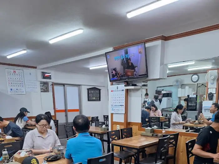 손님들이 식사하는 모습