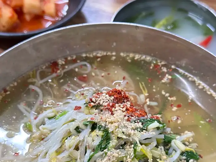 따뜻한 멸치 육수의 물국수
