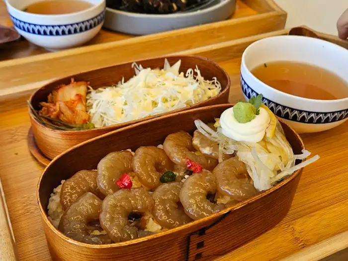 푸짐하게 차려진 음식들