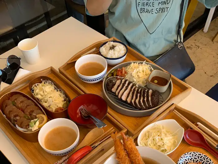 정갈하게 차려진 음식 테이블