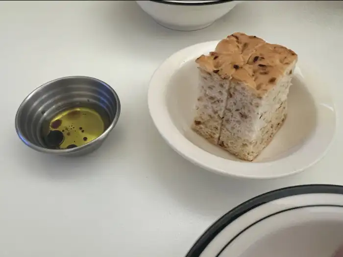 식전빵과 올리브 오일