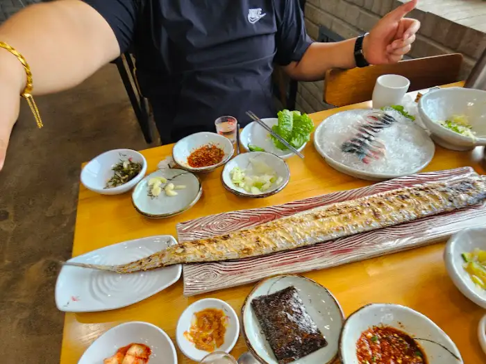 노릇하게 구워진 통 고등어구이