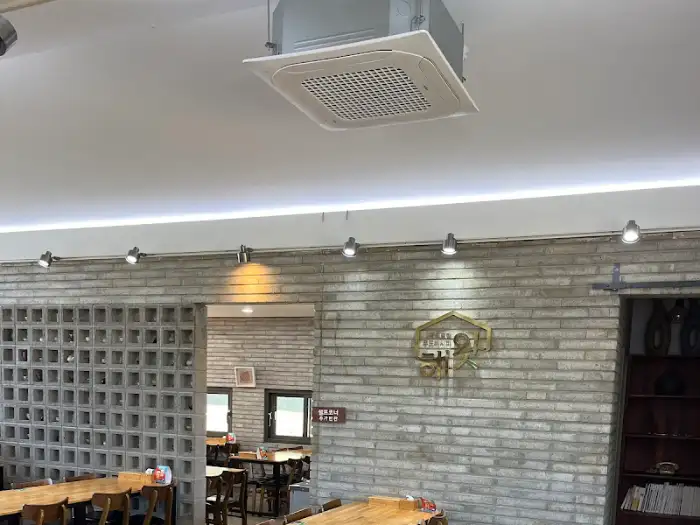해왓 식당 내부의 세련된 인테리어