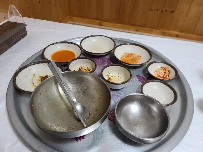 여러 반찬이 담긴 쟁반