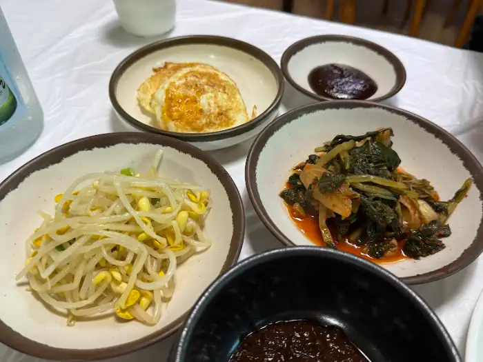 여러 가지 반찬이 담긴 작은 접시들