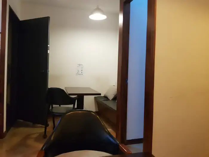 카페 무디의 아늑한 안쪽 공간