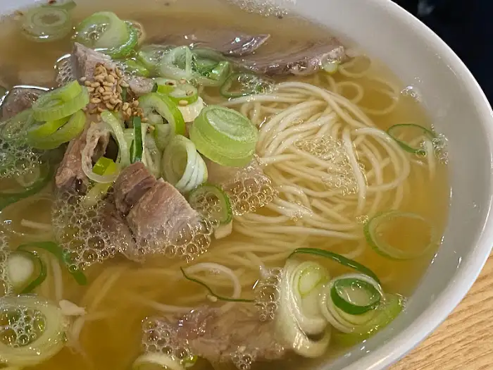 고기국수 클로즈업 사진, 맑은 국물과 얇은 면발이 돋보인다.