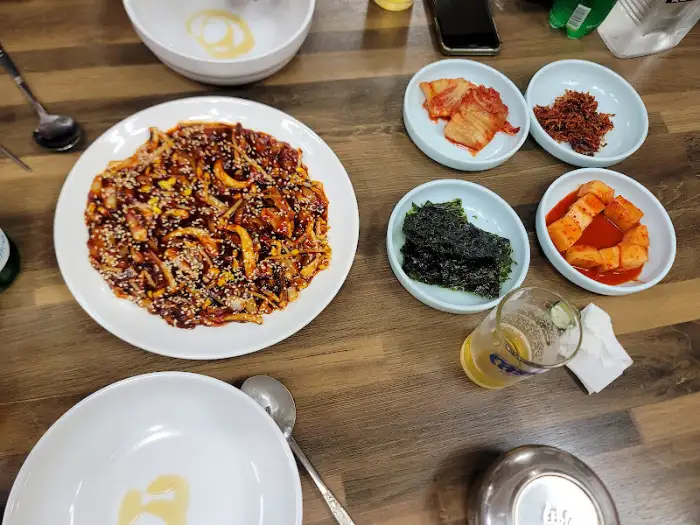 조개 해장국과 반찬들