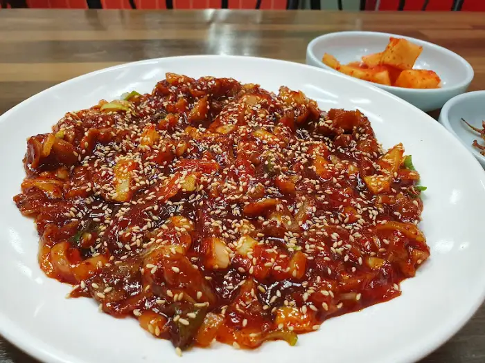 붉은 양념의 볶음 요리