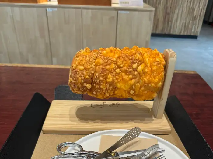 빵을 예쁘게 플레이팅한 모습