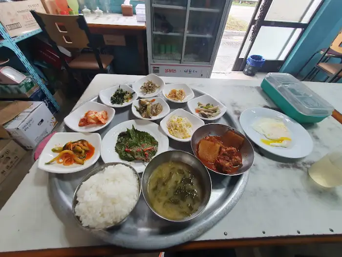 차려진 백반 한 상의 전체 모습