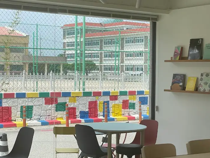 테이블과 의자, 그리고 창밖 풍경