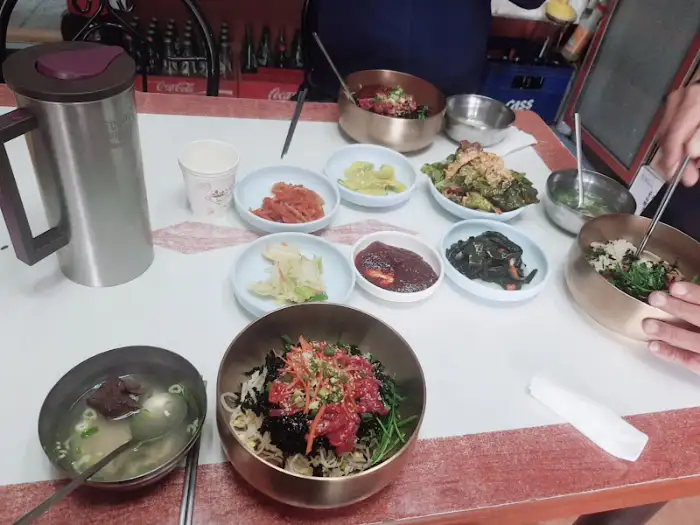 육회비빔밥 비벼지는 모습