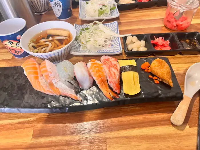 먹음직스러운 기본초밥세트, 신선한 생선과 밥의 조화