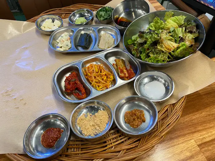 다양한 밑반찬과 쌈 채소가 차려진 모습