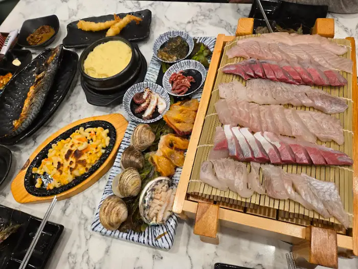 깔끔하게 정리된 메뉴판 일부
