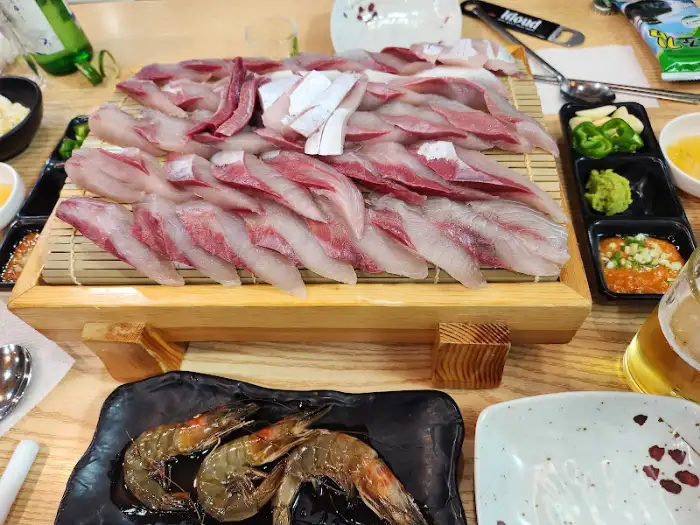 먹음직스럽게 차려진 신선한 모둠회