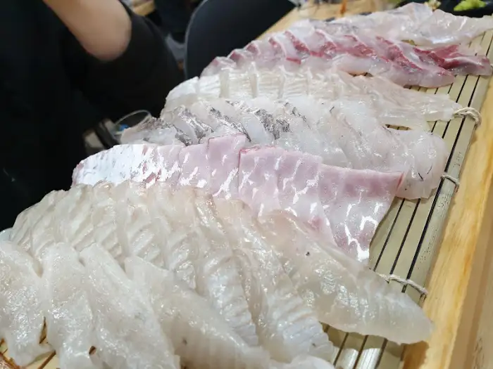 먹음직스러운 연어회와 다른 종류의 생선회