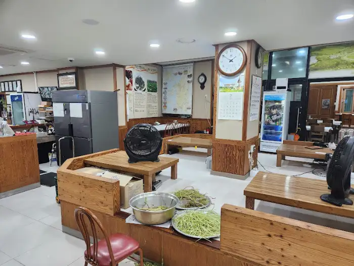 식당 내부 좌석 공간