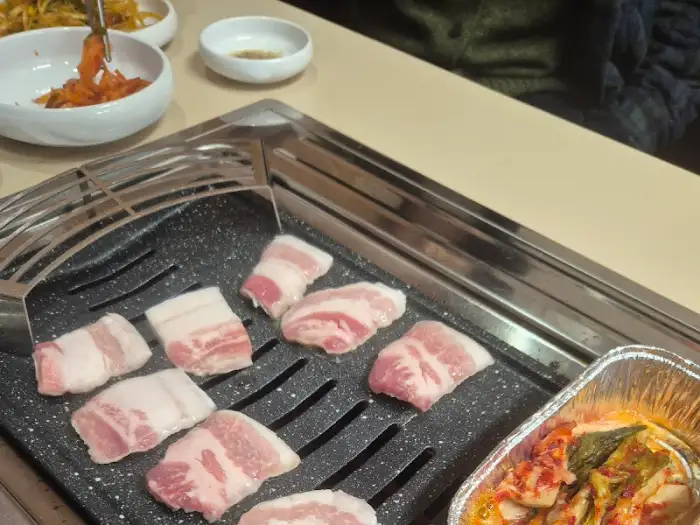 불판 위에서 익어가는 삼겹살