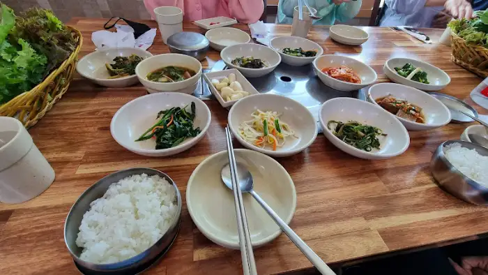 테이블에 놓인 다양한 쌈 채소와 반찬들