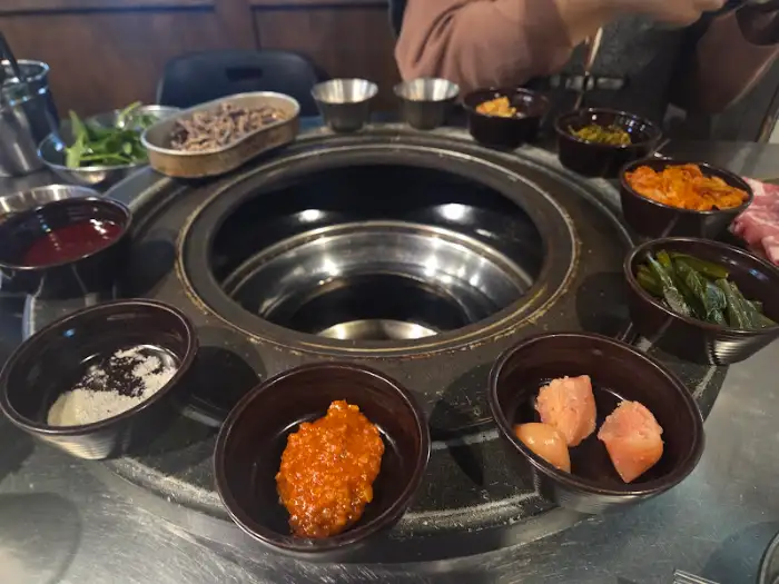 테이블에 놓인 다양한 소스와 곁들임 반찬들