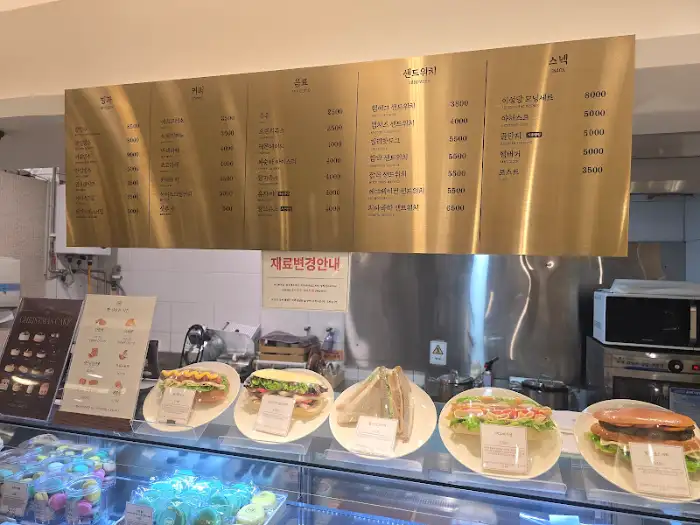 진열된 샌드위치와 빵들