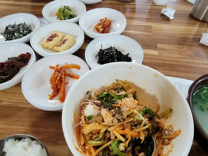 정갈하게 차려진 반찬들