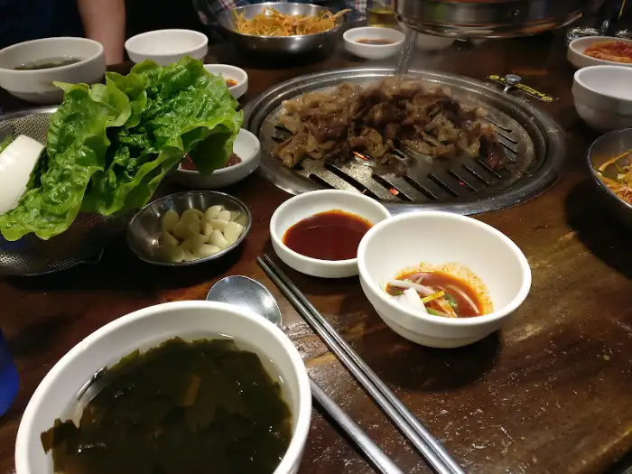 새마을식당 내부 테이블 세팅