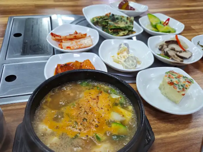 다양한 반찬과 된장찌개
