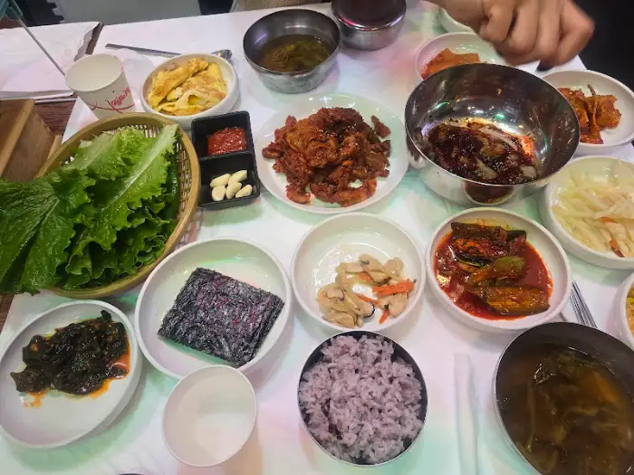 다양한 남도 음식이 차려진 테이블