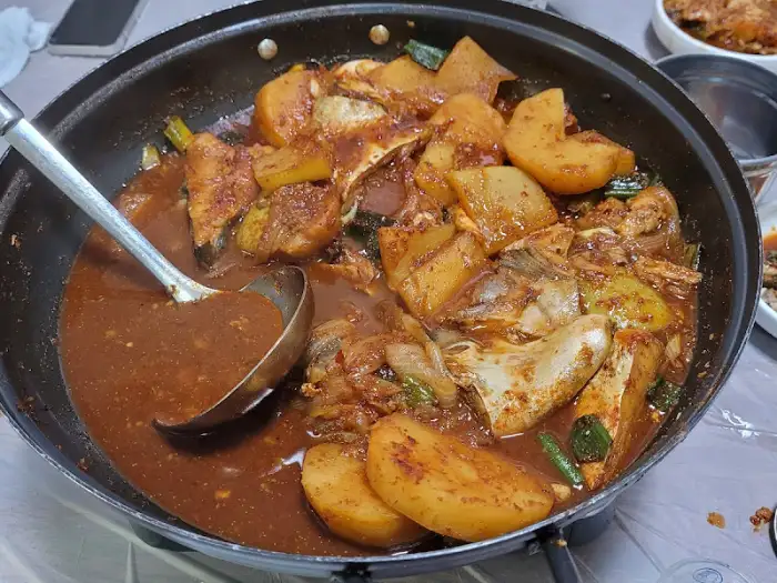 커다란 냄비에 담긴 생선 조림