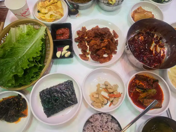다양한 반찬과 쌈 채소가 담긴 상차림