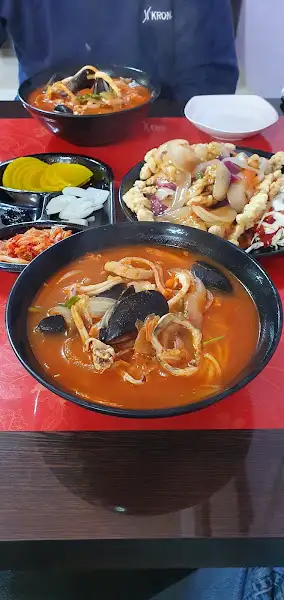 매콤한 국물이 인상적인 해물 라면과 곁들임 반찬