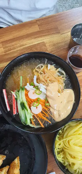 시원한 국물의 물국수와 다양한 채소 고명
