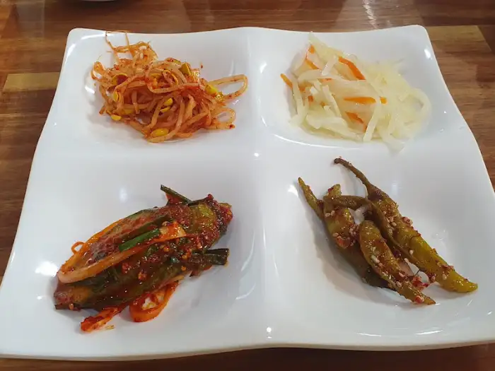 네 가지 종류의 반찬이 담긴 접시