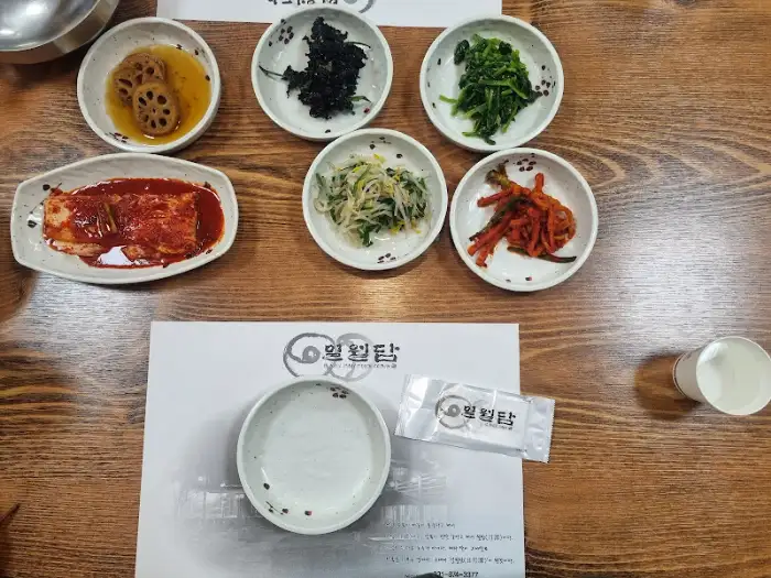 일월담 테이블 세팅 및 밑반찬