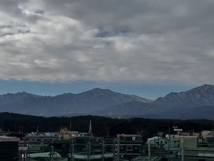 루프탑 테라스에서 바라본 설악산과 바다 풍경
