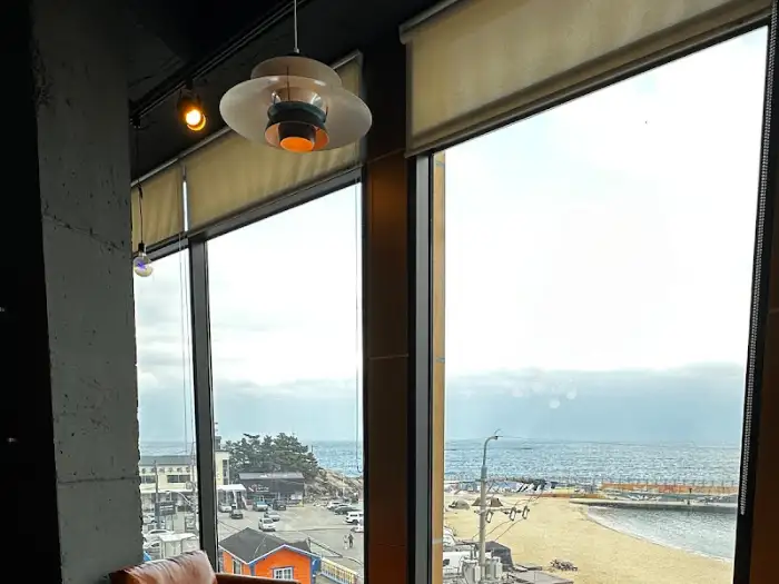 넓은 창문 너머로 보이는 바다 풍경