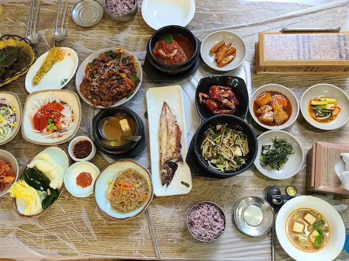 푸짐하게 차려진 한정식 상차림, 다양한 나물과 반찬들