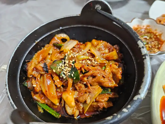 잘 양념되어 볶아진 숯불 두루치기 클로즈업 샷